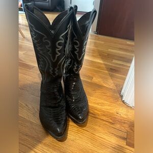 Gently used Justin boots. Hand tooled leather, in mint condition. 9.5D mens
